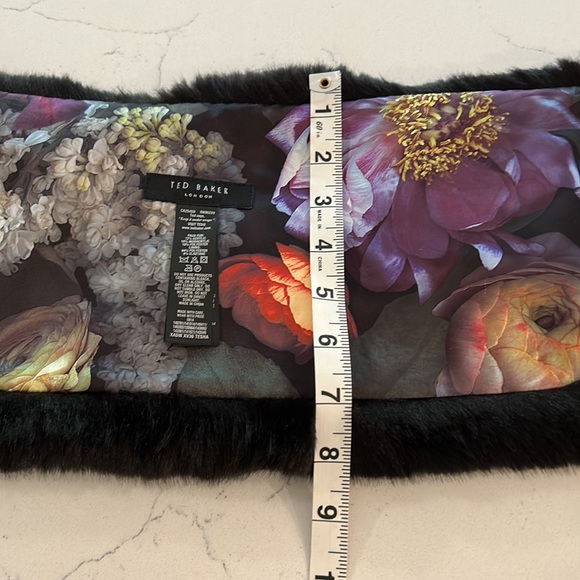Ted Baker reversible black faux fur scarf NWOT - Picture 13 of 15